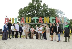 Read more about the article Wagub Jihan Nurlela Lakukan Aksi Bersih-bersih di Kawasan Wisata Pesisir Pesawaran, Wujudkan Kolaborasi Indonesia Bersih