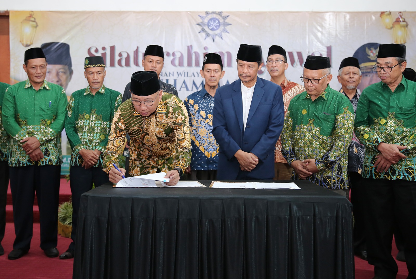 Read more about the article Gubernur Mirza Hadiri Silaturahmi Syawal 1446 H PW Muhammadiyah Lampung Sekaligus Menyerahkan secara Sembolis Hibah Tanah di Kawasan Pusat Pemerintahan Kota Baru