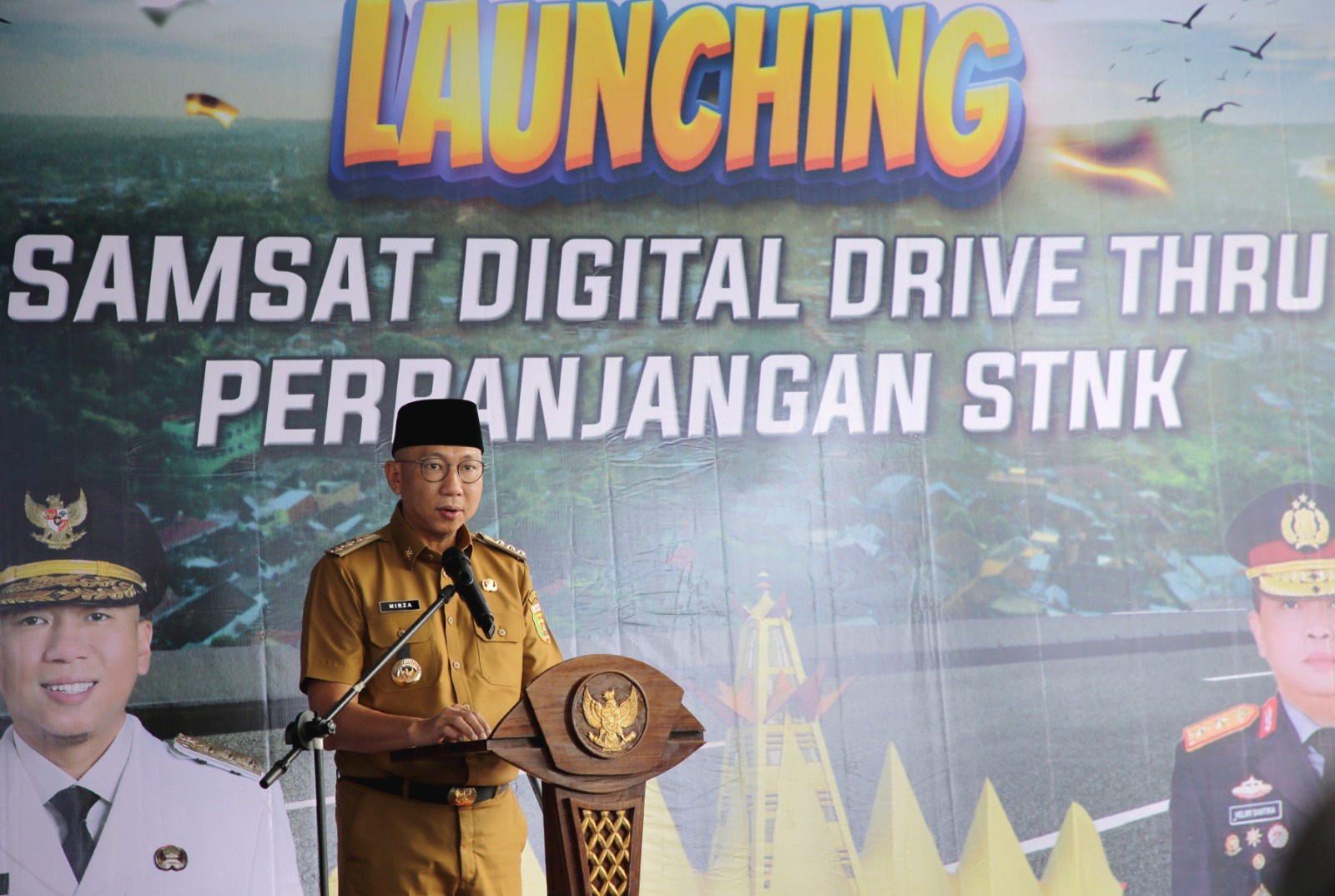 Read more about the article Gubernur Mirza Didampingi Wagub Jihan Nurlela dan Kapolda Lampung Helmy Santika Luncurkan Samsat Digital Drive Thru Perpanjangan STNK