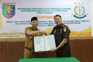 Read more about the article Gubernur Mirza Serahkan Surat Hibah Lahan di Kawasan Pusat Pemerintahan Kota Baru kepada Kajati Lampung Kuntadi