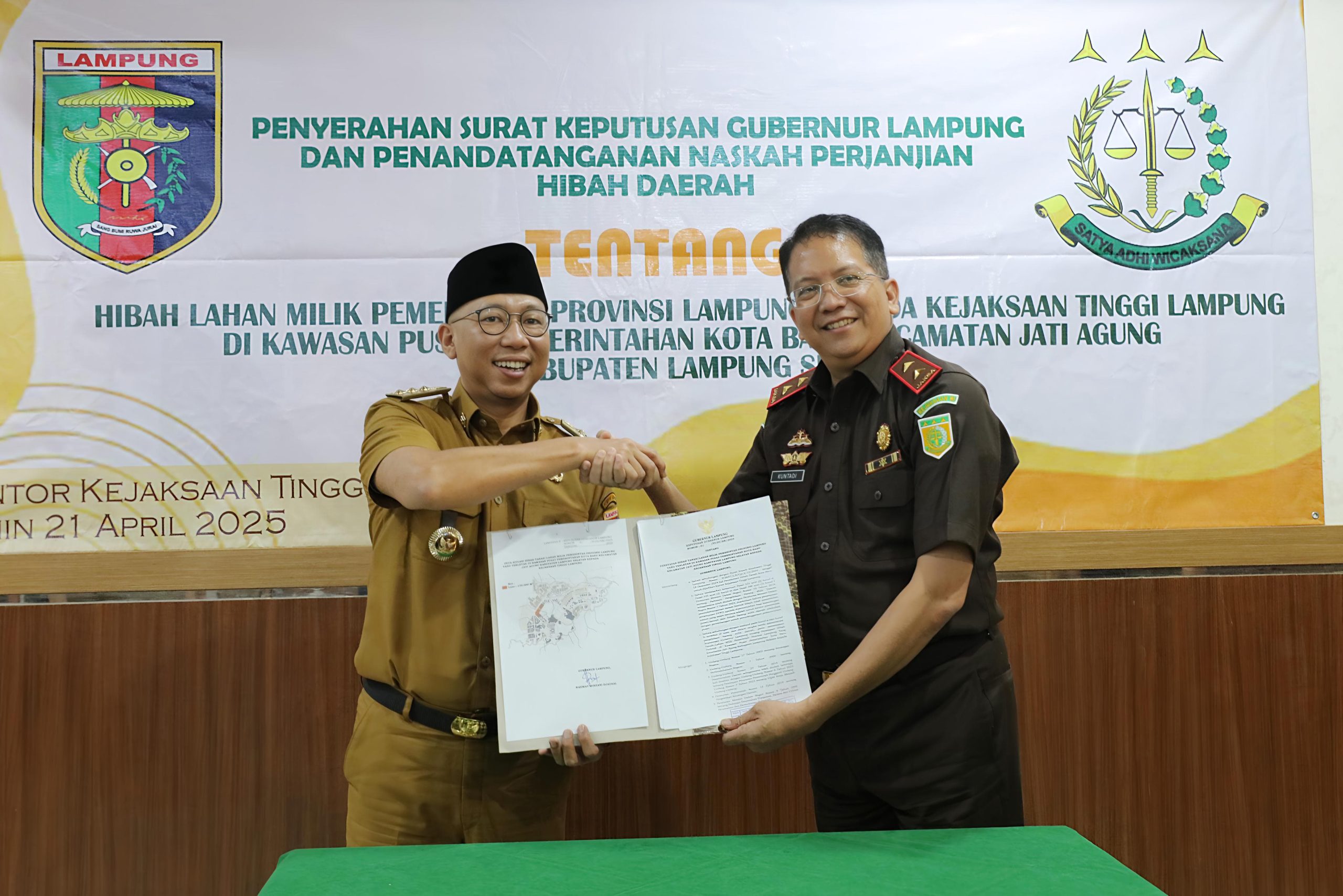 Read more about the article Gubernur Mirza Serahkan Surat Hibah Lahan di Kawasan Pusat Pemerintahan Kota Baru kepada Kajati Lampung Kuntadi