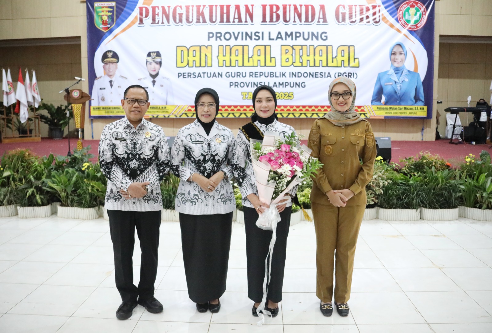 Read more about the article Bunda Purnama Wulan Sari Mirza Dikukuhkan Sebagai Ibunda Guru Provinsi Lampung, Satukan Tekad dan Langkah untuk Tingkatkan Kualitas Pendidikan