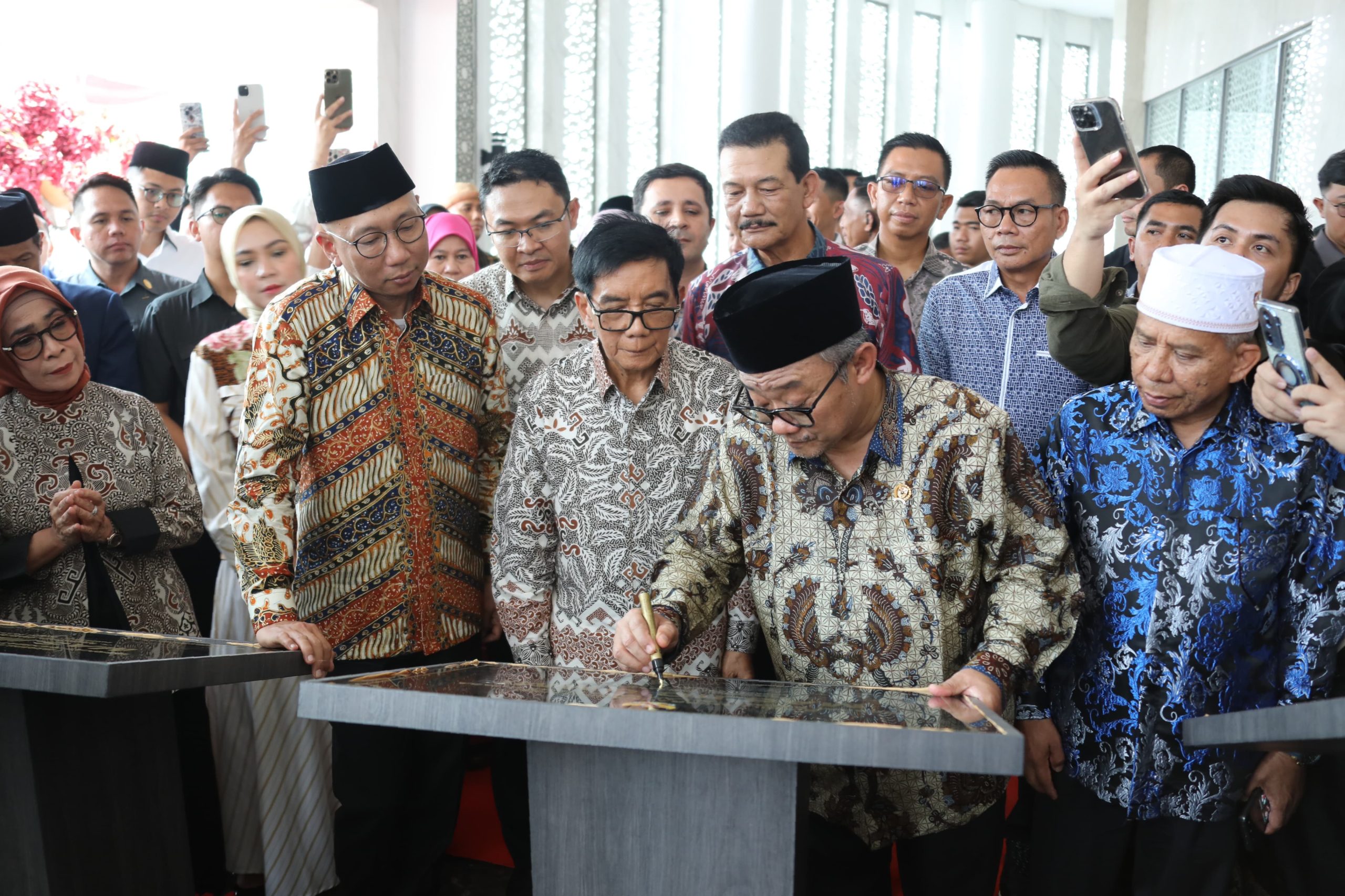 Read more about the article Gubernur Mirza Dampingi Mendikdasmen Abdul Mu’ti Buka Sekolah Islam Modern Emer Islamic Boarding School dan Resmikan Masjid Ummi di Natar Lampung Selatan