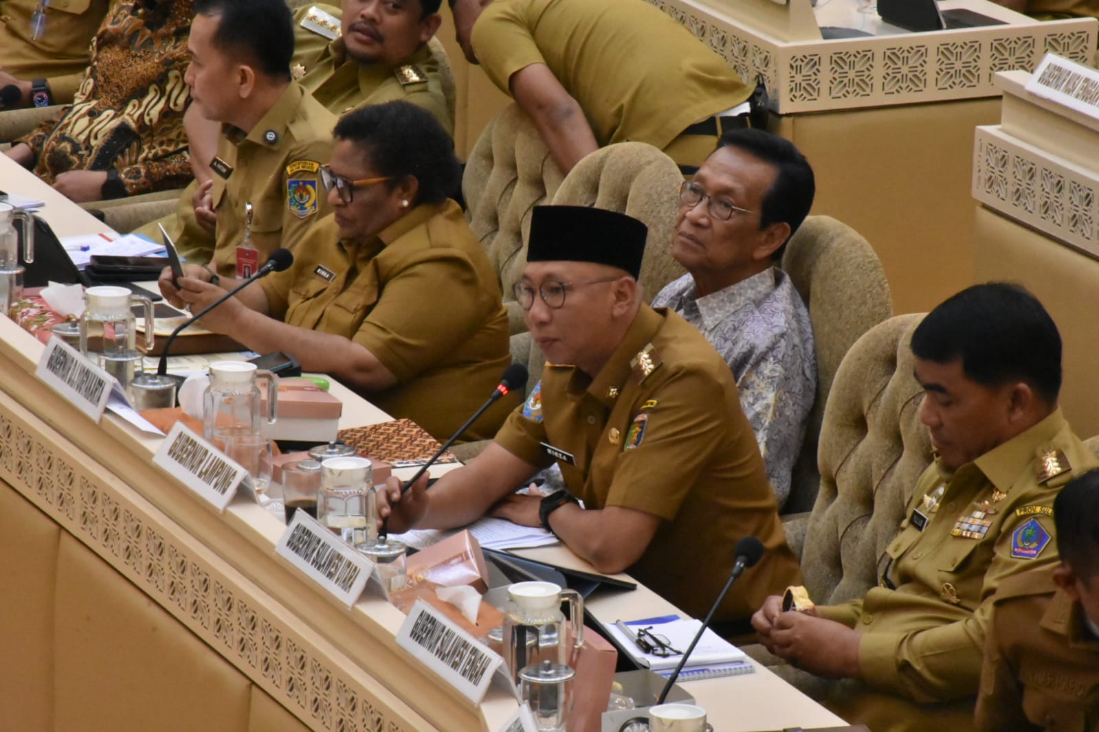 Read more about the article Gubernur Mirza Paparkan Tantangan Fiskal dan Upaya Peningkatan PAD Lampung dalam Raker dan RDP dengan Komisi II DPR RI dan Jajaran Kemendagri di Jakarta