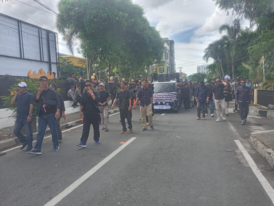 Read more about the article Mahasiswa dan Aliansi Masyarakat Peduli Pendidikan menggelar Aksi Damai