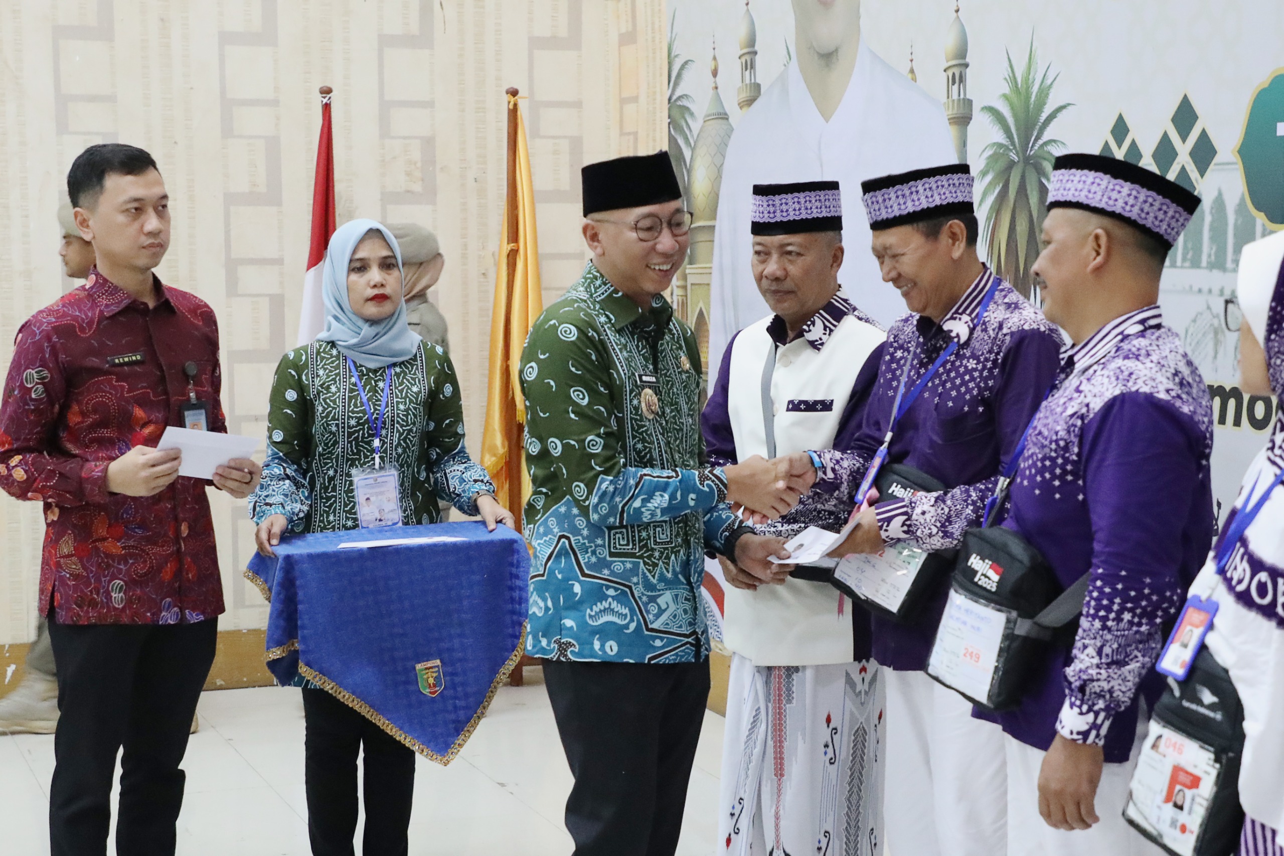 Read more about the article Gubernur Mirza Lepas Keberangkatan Kloter Pertama Jemaah Haji Lampung Tahun 2025, Disiapkan Dana Olah Atei sebesar Rp1 juta untuk Setiap Jemaah