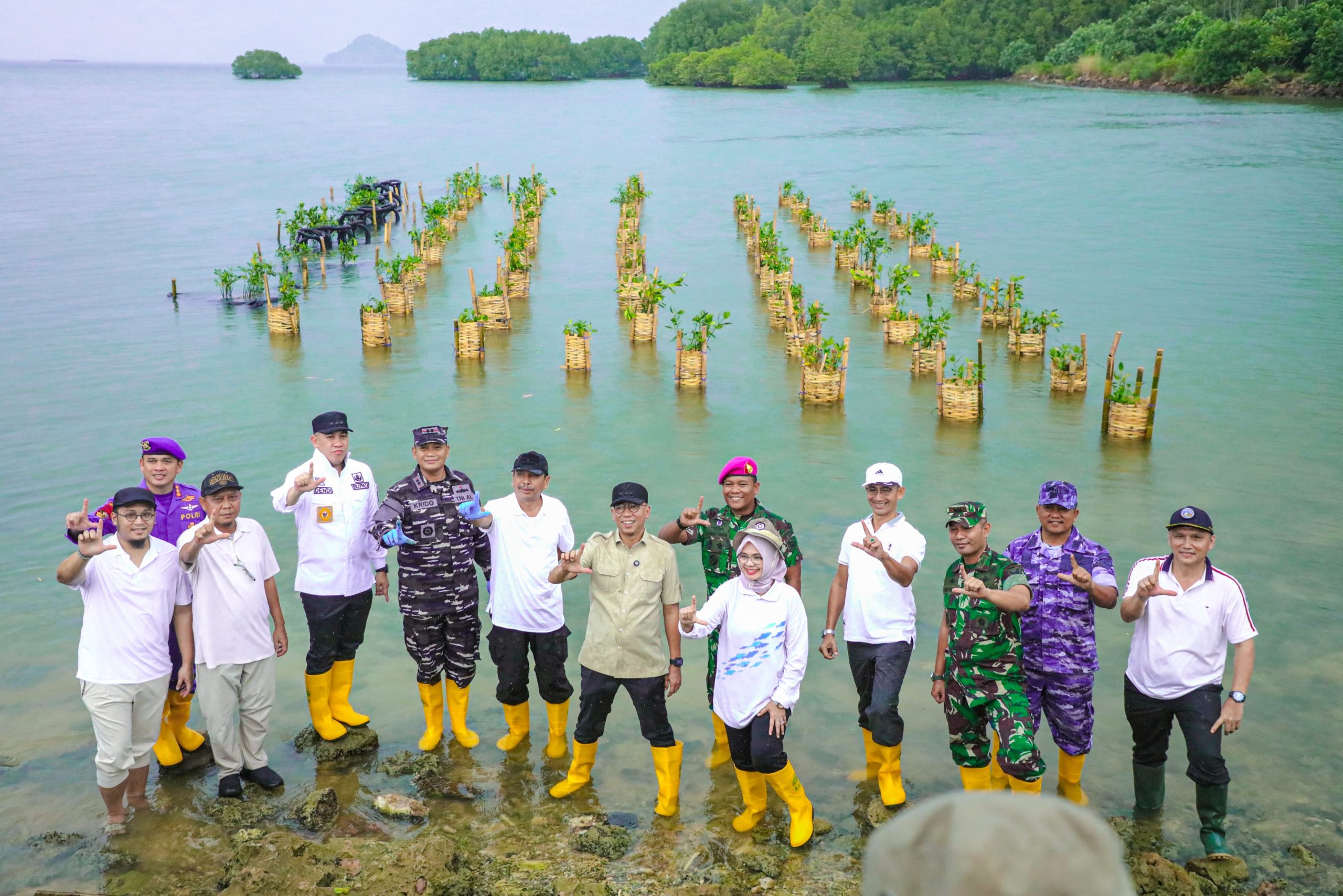 Read more about the article Realisasikan Kesepakatan dengan Pelaku Usaha Budidaya, Gubernur Mirza Lakukan Penanaman Mangrove dan Pemasangan Appostrap di Pantai Pesisir Teluk Pandan, Pesawaran