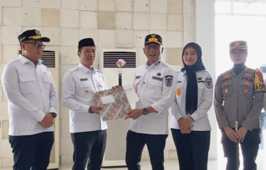 Read more about the article PEMKAB PESISIR BARAT HIBAHKAN TANAH DAN GEDUNG SAMSAT UNTUK TINGKATKAN PELAYANAN PUBLIK