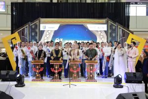 Read more about the article Ketua Dekranasda Provinsi Lampung Ibu Purnam Wulan Sari Mirza Buka Lampung Fashion 2025 yang Diperagakan 46 Finalis Muli Meghanai Lampung