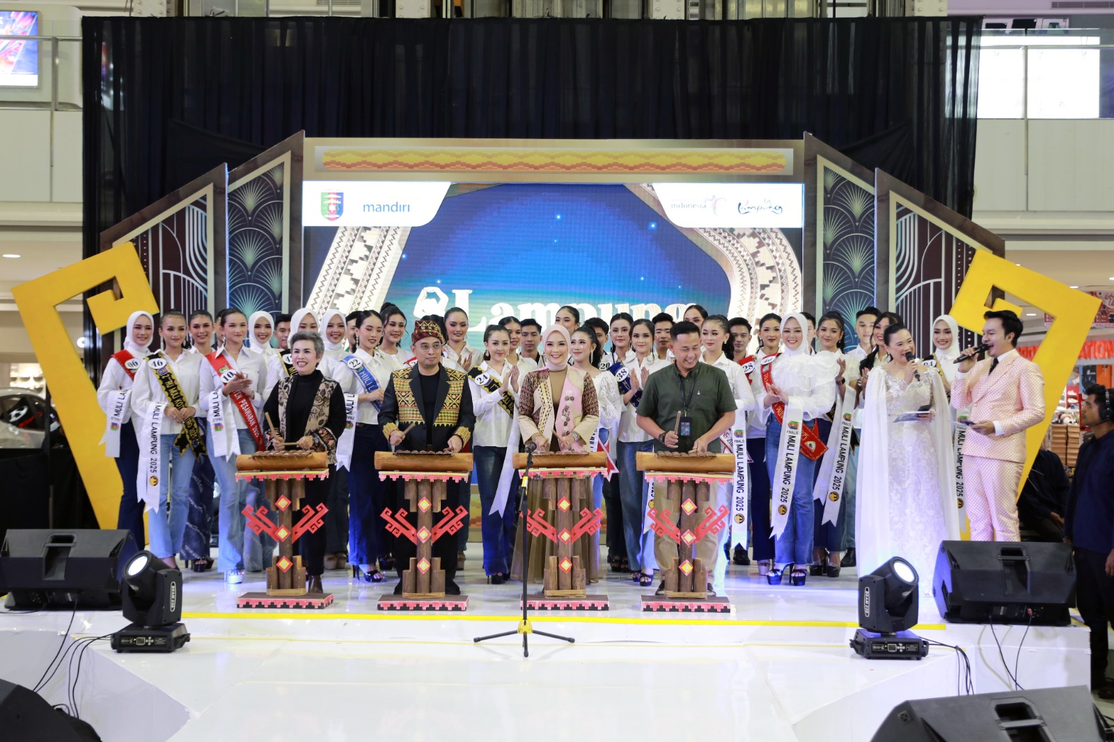Read more about the article Ketua Dekranasda Provinsi Lampung Ibu Purnam Wulan Sari Mirza Buka Lampung Fashion 2025 yang Diperagakan 46 Finalis Muli Meghanai Lampung