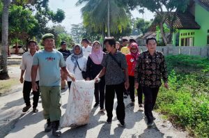 Read more about the article Kelurahan Gunung Sugih Raya Peringati Hari Lingkungan Hidup Sedunia , Bersihkan 5 Karung Sampah Plastik