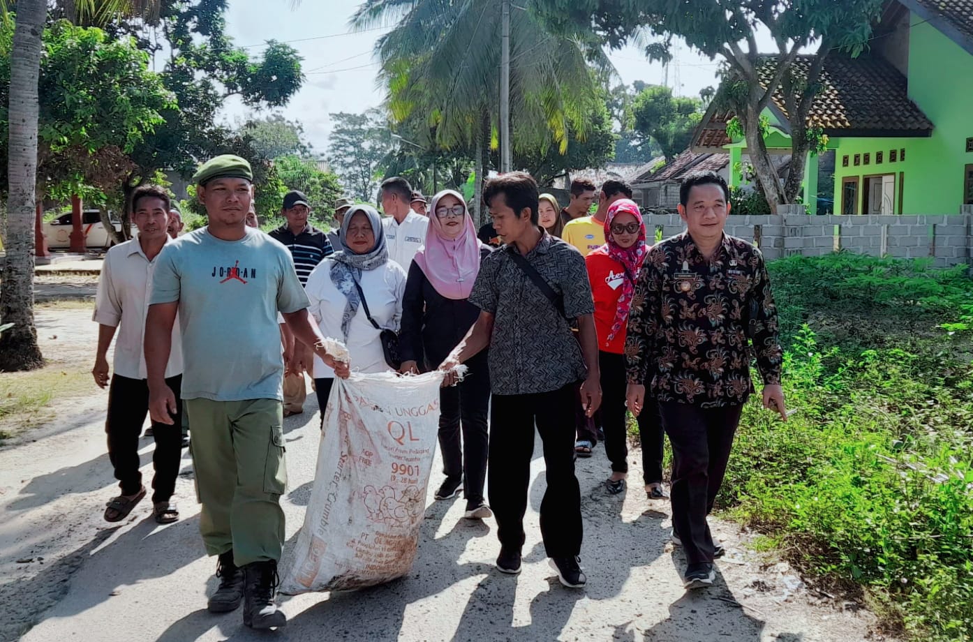 Read more about the article Kelurahan Gunung Sugih Raya Peringati Hari Lingkungan Hidup Sedunia , Bersihkan 5 Karung Sampah Plastik