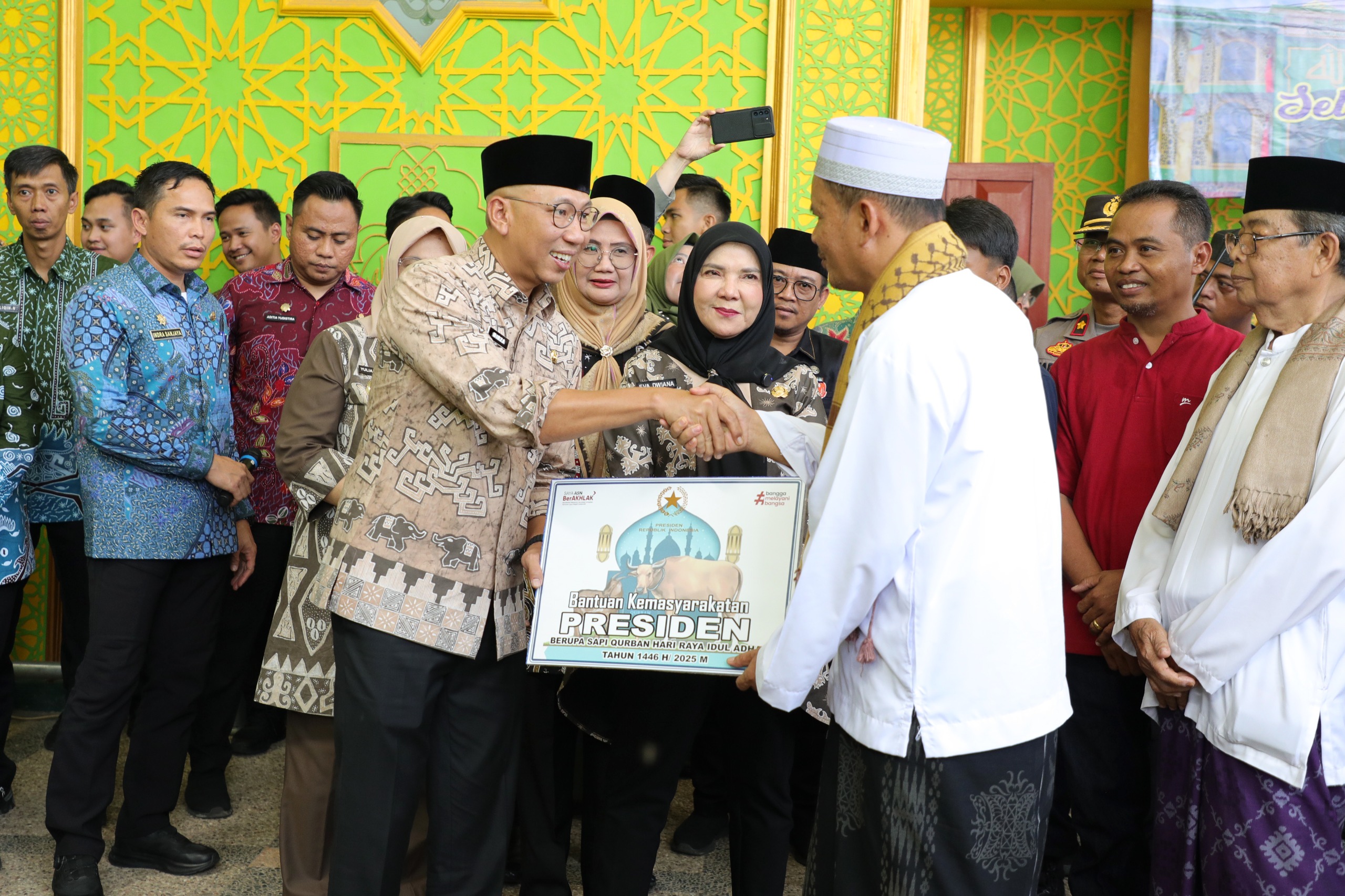 Read more about the article Gubernur Mirza Serahkan Sapi Kurban dari Presiden Prabowo Subianto Jenis Simmental dengan Berat Mencapai 1.058 Kg