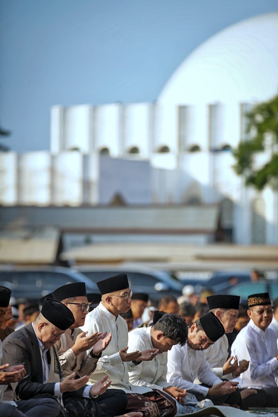 Read more about the article Gubernur Mirza Sholat Idul Adha Bersama Ribuan Masyarakat di Lapangan Saburai Bandar Lampung, Pemprov Lampung Salurkan 65 Ekor Sapi Kurban dan 16 Ekor Sapi Kurban dari Presiden Prabowo Subianto