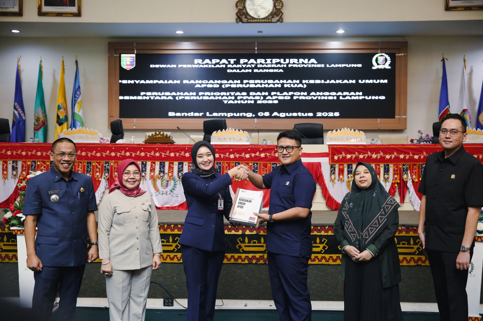 Read more about the article Pemprov Lampung Serahkan Rancangan Perubahan KUA-PPAS Tahun 2025 dan 2026 kepada DPRD Lampung, Pertumbuhan Ekonomi Hingga Akhir 2025 Diproyeksikan 5,2 – 5,5 Persen