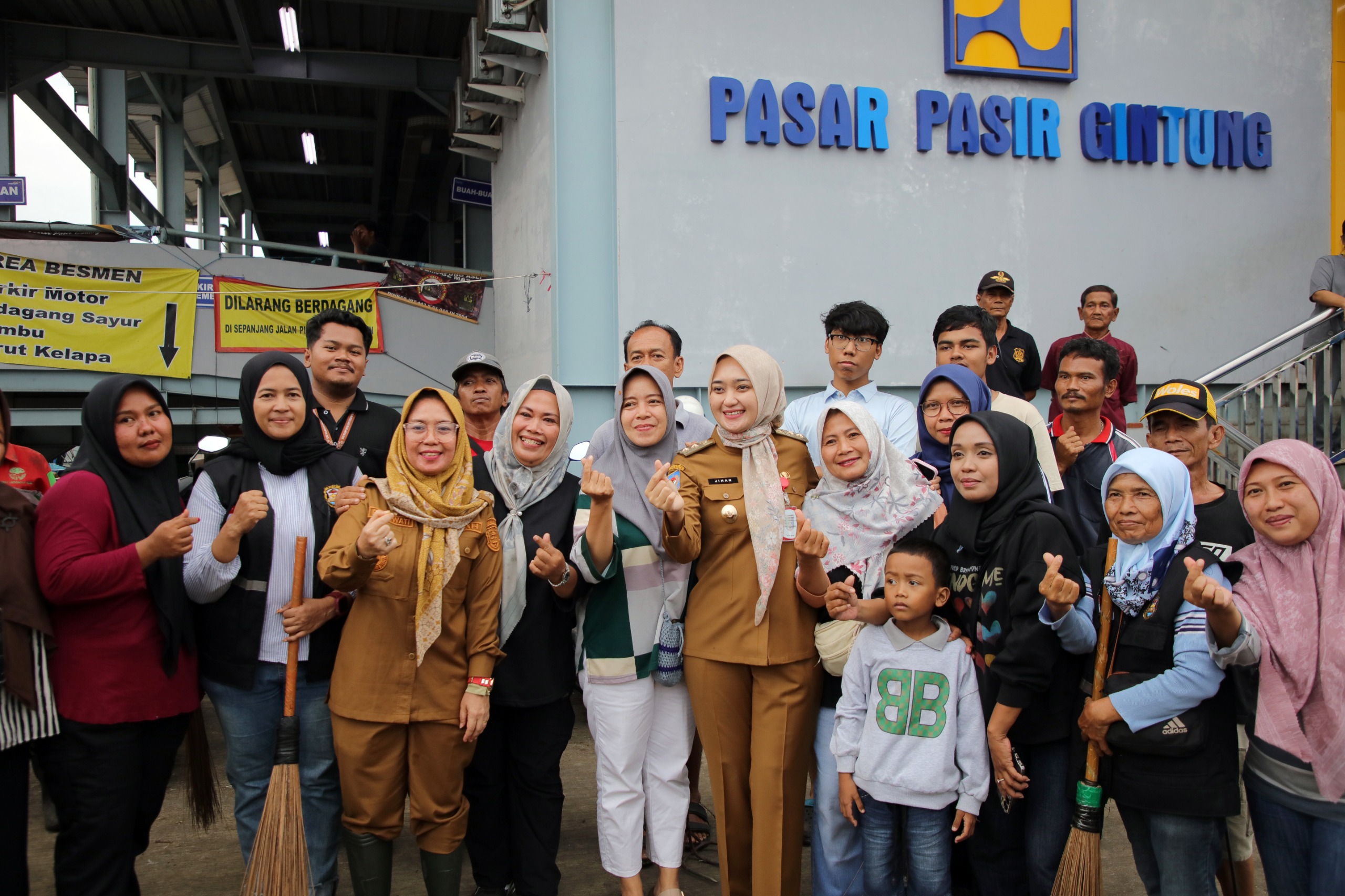 Read more about the article Cegah Penyumbatan Aliran Sungai, Pemprov Lampung Segera Berkoordinasi dengan Pemkot Bandarlampung untuk Membangun Bak Penampungan Sampah di sekitar Pasar Pasir Gintung, Bandarlampung