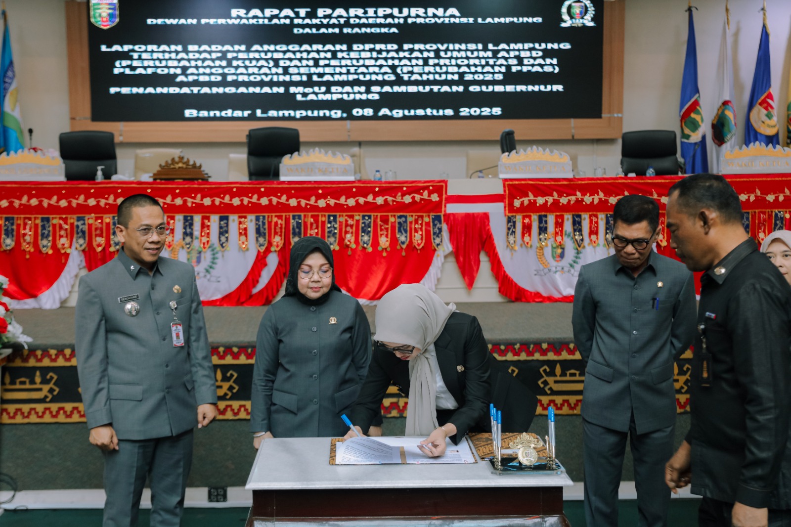 Read more about the article Pemprov Lampung bersama DPRD Provinsi Lampung Tandatangani Nota Kesepahaman Kebijakan KUA-PPAS APBD Provinsi Lampung Tahun Anggaran 2026