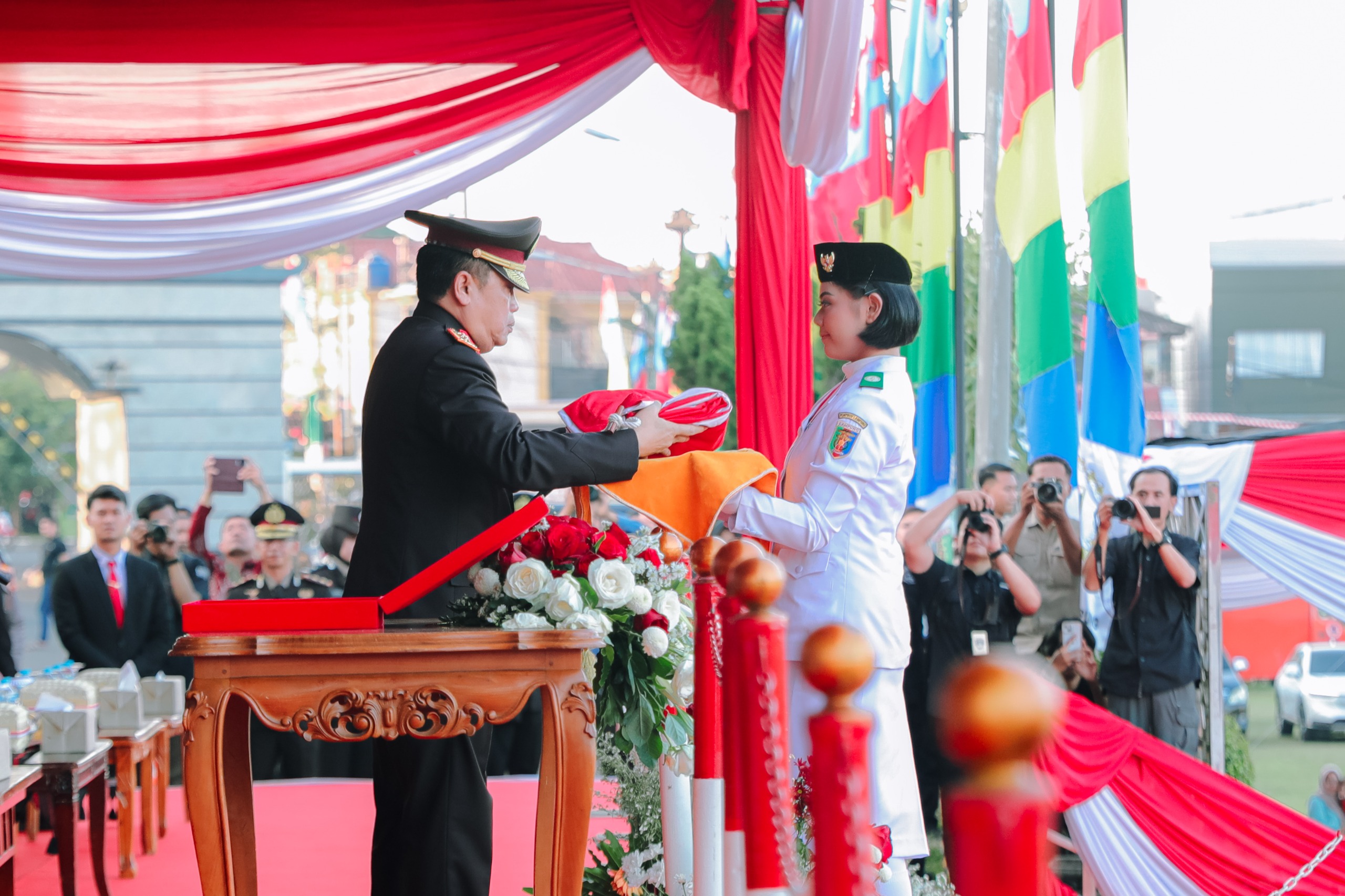 Read more about the article Upacara Penurunan Bendera Merah Putih dalam Rangka HUT RI ke-80 Berlangsung Khidmat di Lampung