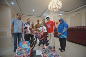 Read more about the article Aksi Viral Raihan Panjat Tiang Bendera, Gubernur Mirza Beri Hadiah Sepeda hingga Tabungan