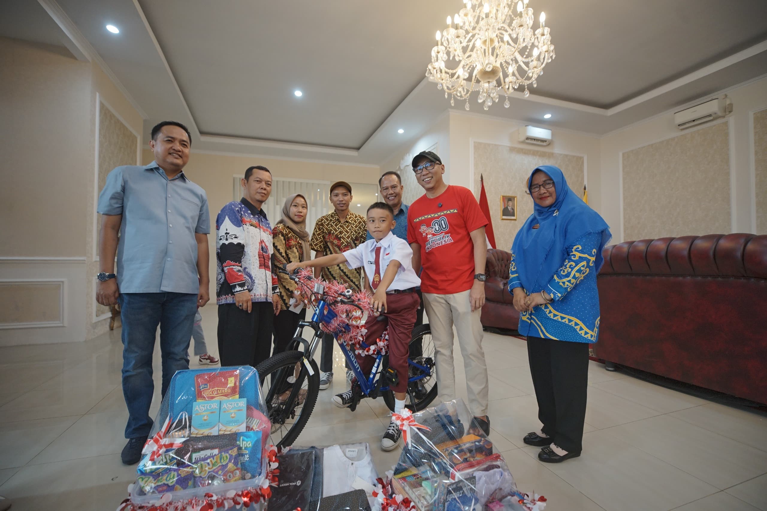 Read more about the article Aksi Viral Raihan Panjat Tiang Bendera, Gubernur Mirza Beri Hadiah Sepeda hingga Tabungan