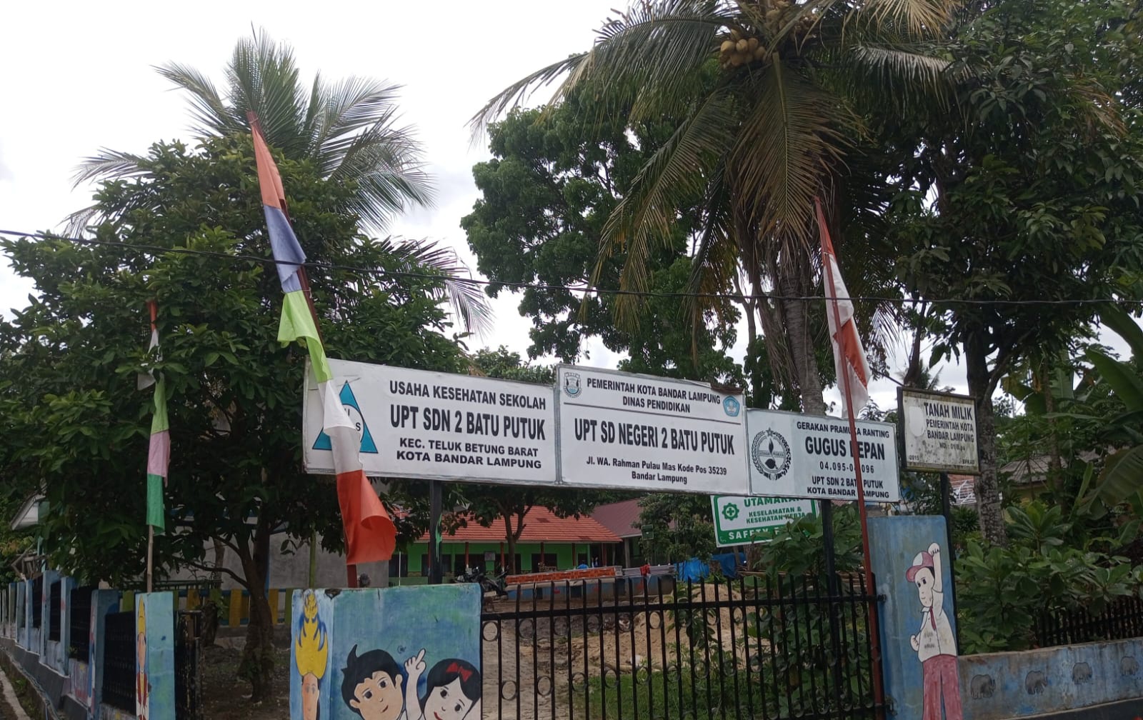 You are currently viewing Revitalisasi SDN 2 Batu Putu Diduga Tak Transparan, Papan Proyek Disembunyikan dan Pekerja Tanpa APD