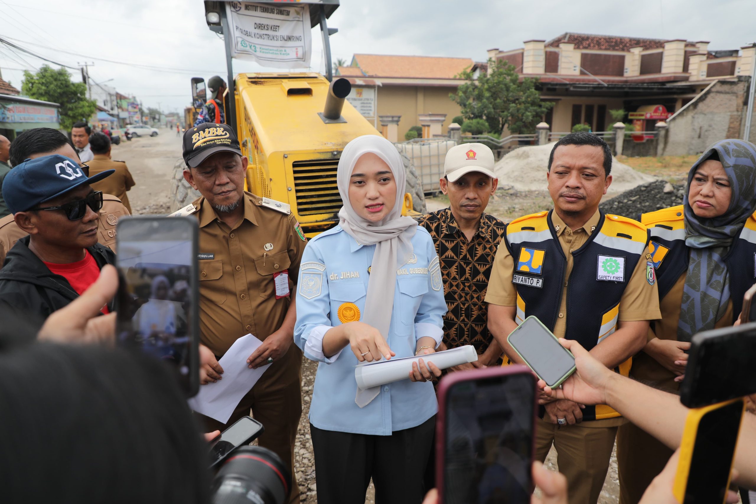 Read more about the article Wagub Lampung Jihan Nurlela Tinjau Perbaikan Jalan Pringsewu–Pardasuka, Siap Rigid Beton Maret 2026