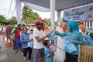 Read more about the article TP PKK Lampung dan DWP Bagikan 800 Takjil di Mahan Agung, Awali Program Ramadan 1447 H