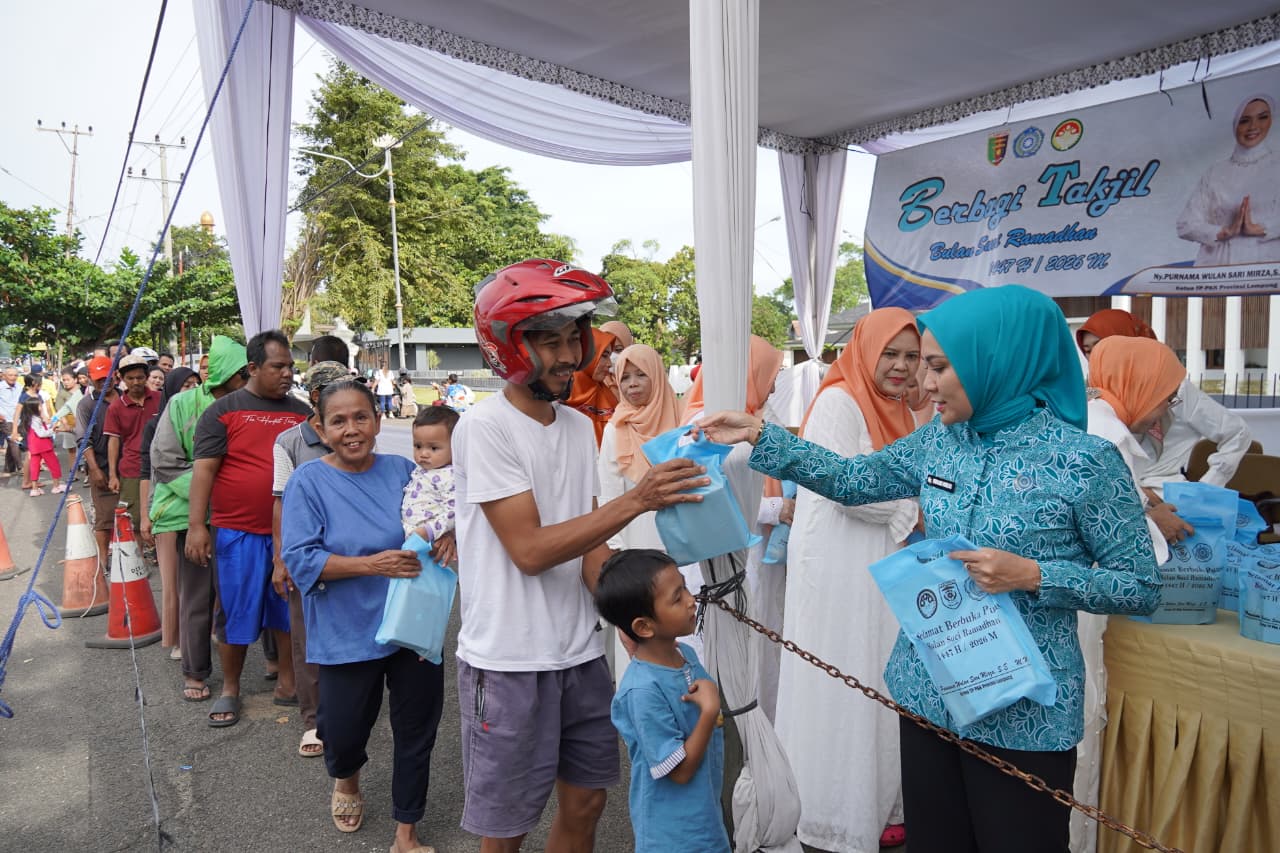 Read more about the article TP PKK Lampung dan DWP Bagikan 800 Takjil di Mahan Agung, Awali Program Ramadan 1447 H
