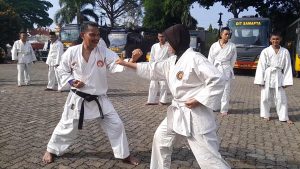 Read more about the article PERSONIL DIT SAMAPTA POLDA LAMPUNG ADAKAN LATIHAN KARATE