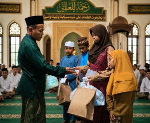 Read more about the article PEMBERIAN SANTUNAN ANAK YATIM DI MAJELIS TAKLIM DZIKIR ATAQOH KURIPAN TELUK BETUNG BANDAR LAMPUNG