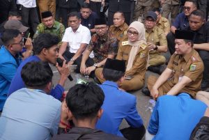 Read more about the article Wagub Jihan Temui Massa Aksi Mahasiswa, Pemprov Lampung Kawal Aspirasi ke Pemerintah Pusat