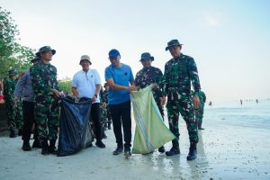 Read more about the article Pimpin Gerakan Radin Inten Asri, Gubernur Mirza Perkuat Budaya Gotong Royong Jaga Pesisir Lampung