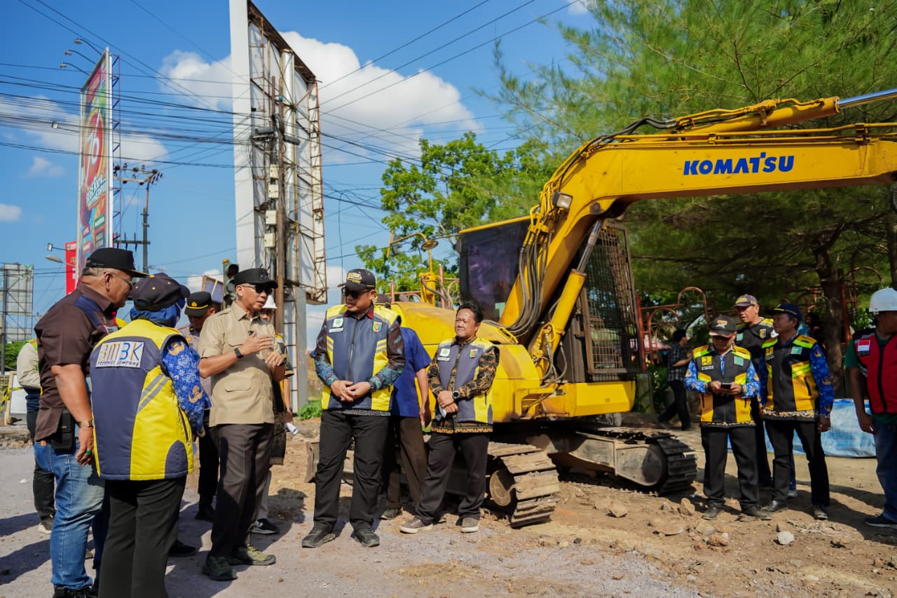 You are currently viewing Gubernur Mirza Pastikan Perbaikan Jalan Gunung Sugih–Kota Gajah Berkualitas dan Tepat Sasaran