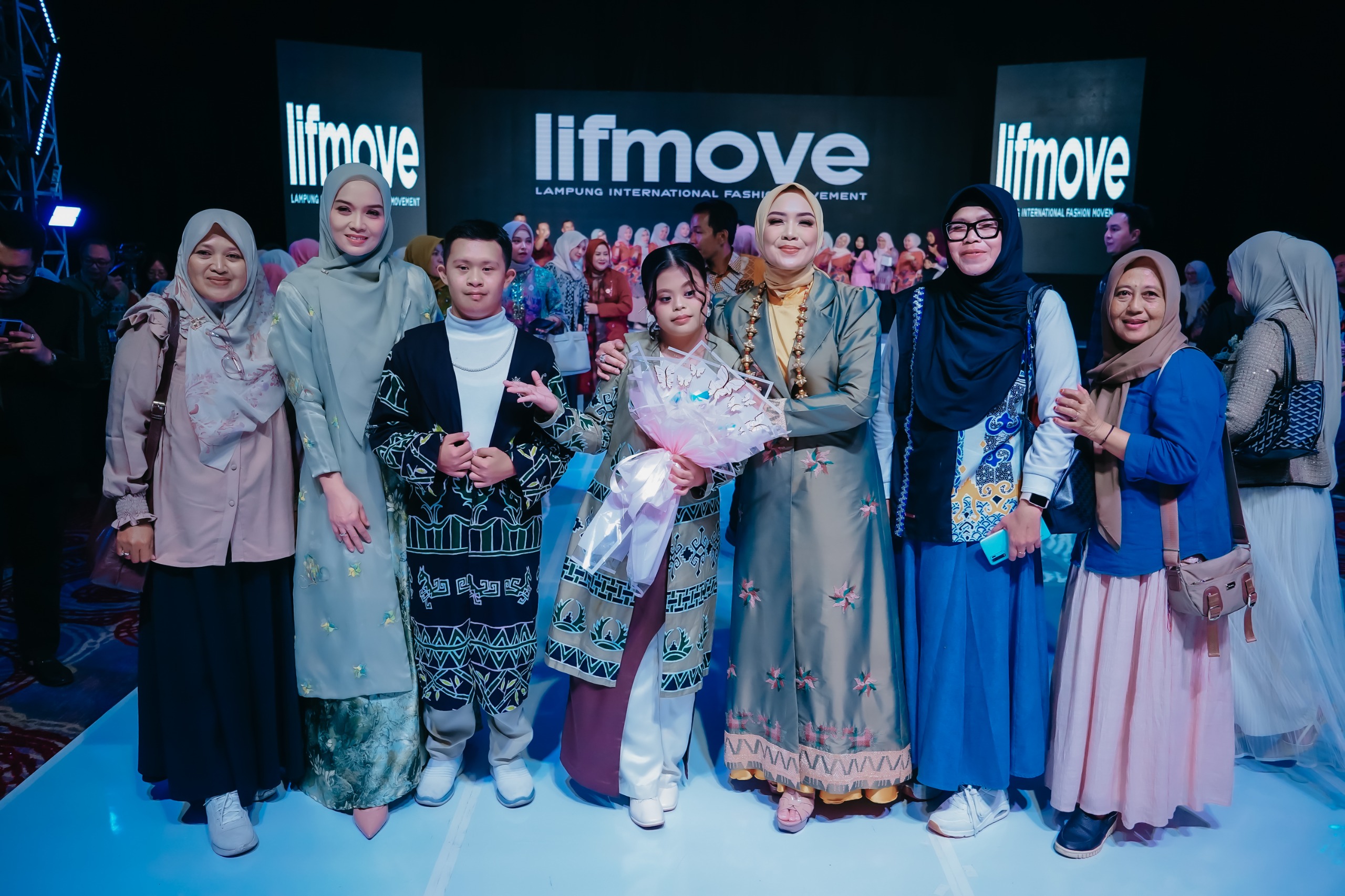You are currently viewing Ketua Dekranasda Provinsi Lampung Tampil di Catwalk, Tegaskan Dukungan bagi Kebangkitan Industri Kreatif Daerah