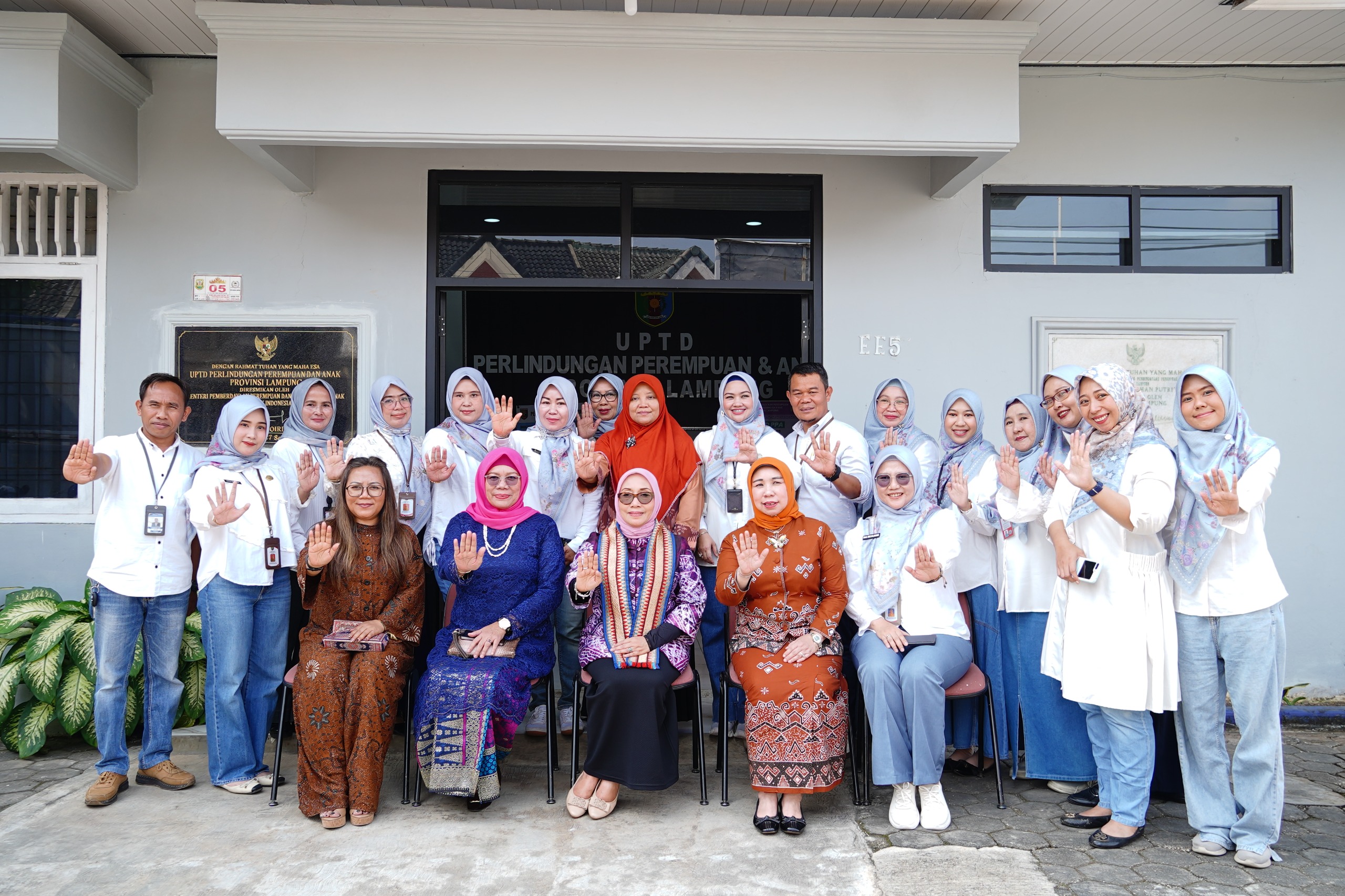 You are currently viewing Kunjungi UPTD PPA Lampung, Menteri PPPA Beri Pendampingan Langsung kepada Korban Kekerasan Seksual