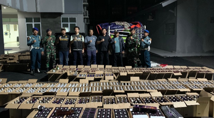 Read more about the article TIM SATGAS BKO PANGKALAN TNI AL LAMPUNG GAGALKAN PEREDARAN RIBUAN LITER MINUMAN KERAS ILEGAL DI PELABUHAN BAKAUHENI