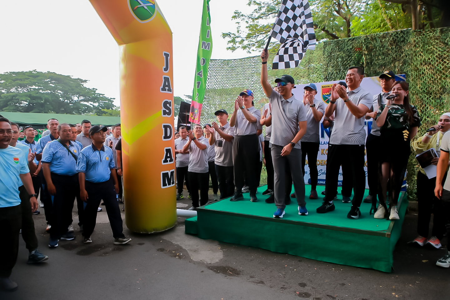 Read more about the article Gerak Jalan Sehat HUT ke 81 Kemerdekaan RI Jadi Momentum Pererat Sinergi Pemprov Lampung dan Kodam XXI/Raden Inten