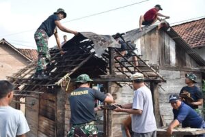 Read more about the article Yonif 9 Marinir Brigif 4 Mar/BS Gelar Bedah Rumah Ibu Suryati di Desa Paya