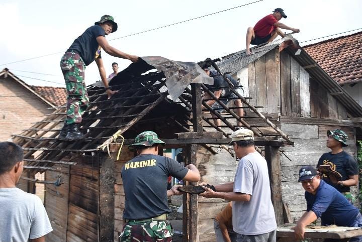 Read more about the article Yonif 9 Marinir Brigif 4 Mar/BS Gelar Bedah Rumah Ibu Suryati di Desa Paya
