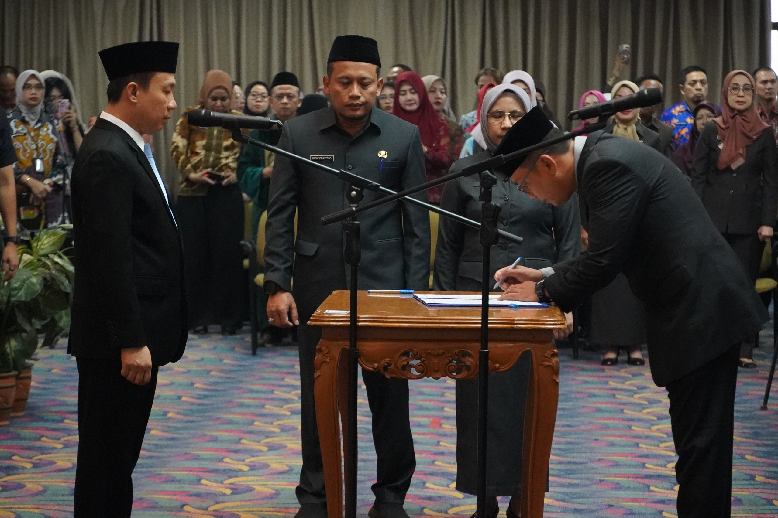 Read more about the article Sekdaprov Marindo Lantik Pejabat Administrator dan Pengawas, Gubernur Minta Kinerja Makin Berdampak
