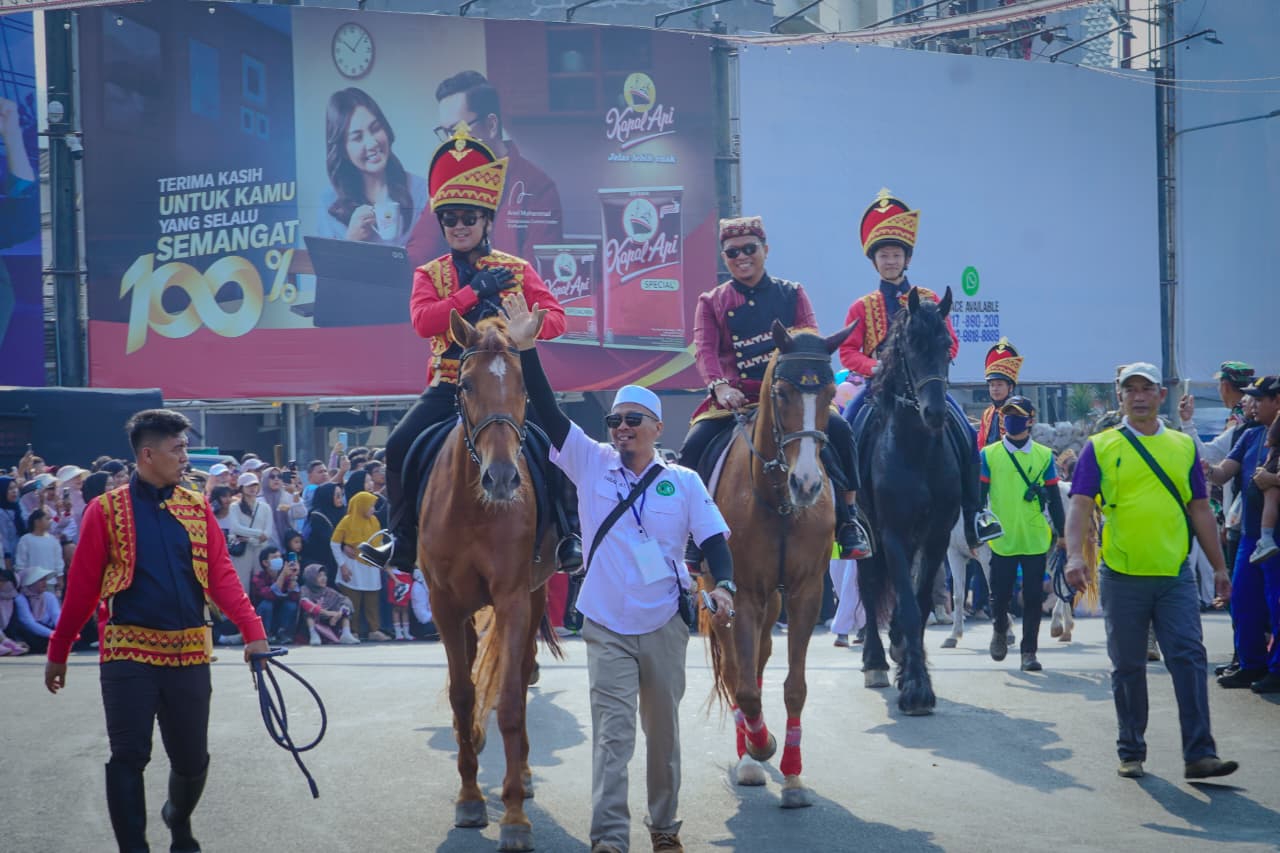Read more about the article Puncak Festival Krakatau XXXV 2026, Gubernur Mirza Flag Off Lampung Tapis Karnaval