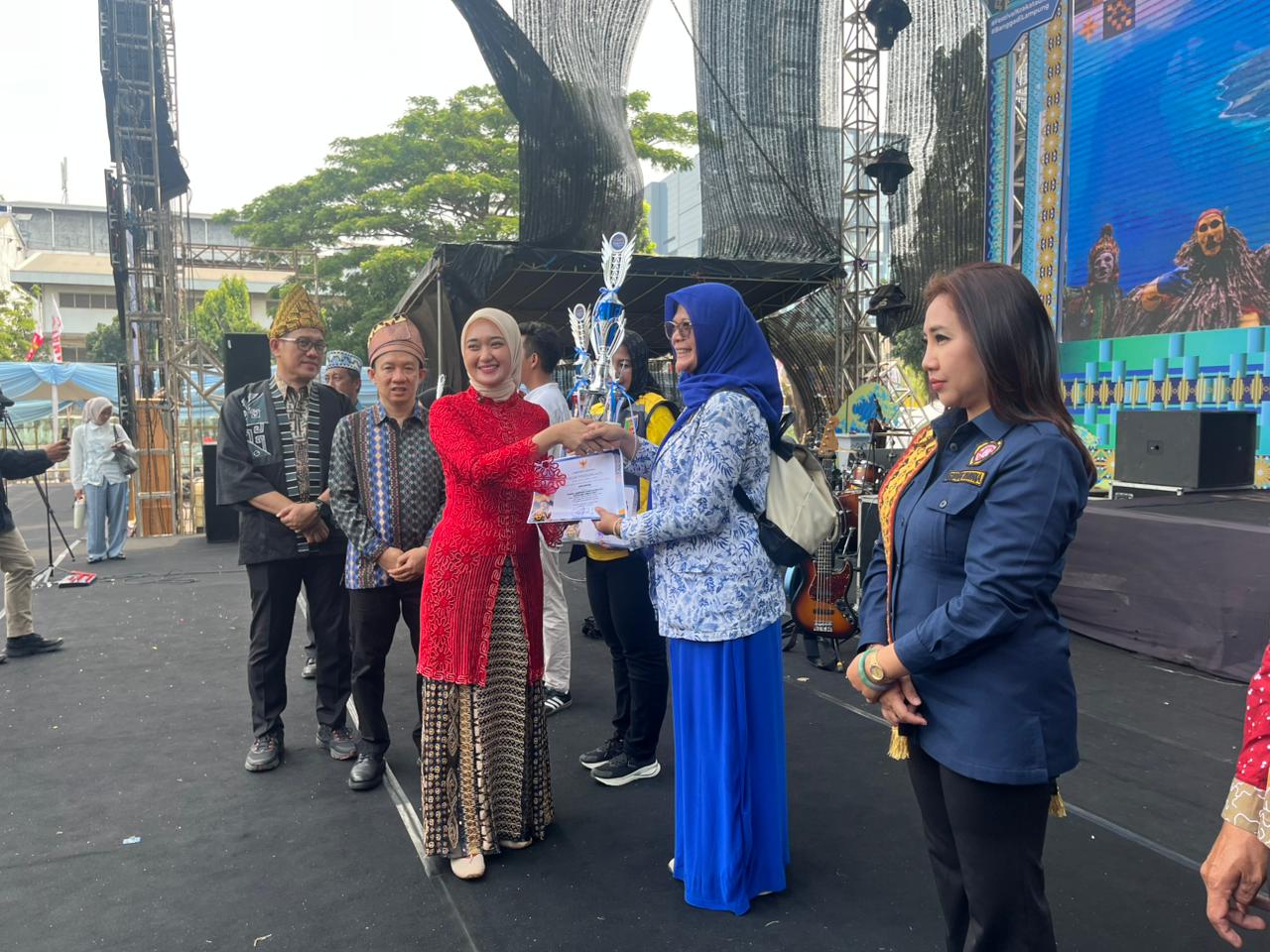 Read more about the article Tampilkan Kreativitas dan Budaya Lampung, Peserta Terbaik Tapis Karnaval 2026 Raih Penghargaan