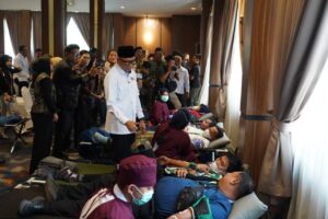 Read more about the article HUT ke-81 PMI, Gubernur Mirza Dorong Semangat Donor Darah dan Kepedulian Sosial